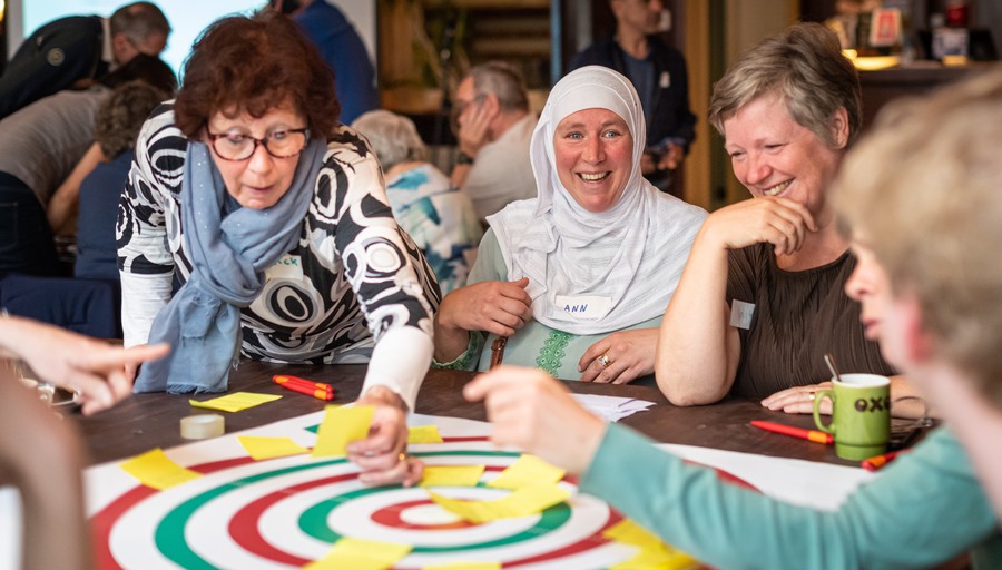 Bewoners gaan met elkaar in gesprek over hun wijk